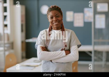 Porträt der lächelnden afroamerikanischen Krankenschwester in Uniform Stockfoto