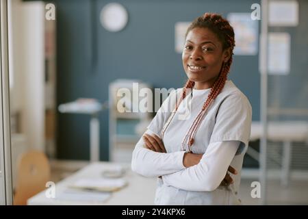 Porträt der selbstbewussten Ärztin lächelnd Stockfoto