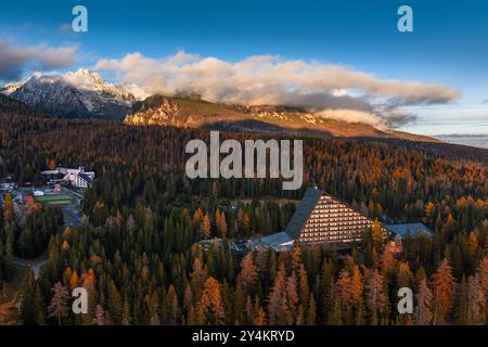 Strbske See, Slowakei - aus der Vogelperspektive auf die hohe Tatra am Strbske See (Strbske Pleso) an einem sonnigen Herbstnachmittag mit warmen Herbstfarben, Clo Stockfoto