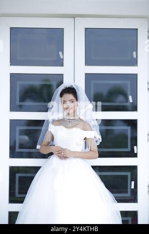 Personalisierbares Brautkleid mit Mädchen Stockfoto