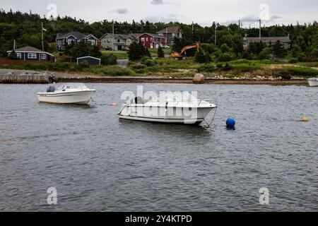 Boote vor Anker am Indian Pond in Seal Cove, Conception Bay South, Neufundland & Labrador, Kanada Stockfoto