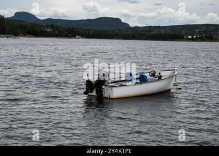 Boot vor Anker am Indian Pond in Seal Cove, Conception Bay South, Neufundland & Labrador, Kanada Stockfoto