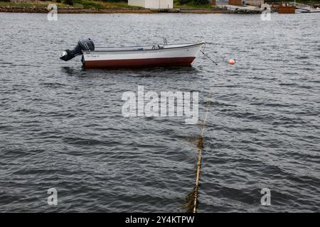 Boot vor Anker am Indian Pond in Seal Cove, Conception Bay South, Neufundland & Labrador, Kanada Stockfoto