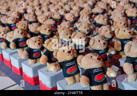 DER SYRISCHE KÜNSTLER BASHIR MUHAMMAD S KUNSTINSTALLATION IN DOHA ECHO OF LOST INNOCENCE Eine Ansicht der Installation von Teddybären mit dem Titel Echo of Lost Innocence in der Freiluftgalerie Barahat Mashaireb, um auf palästinensische Kinder aufmerksam zu machen, die beim israelischen Angriff auf Gaza am 18. September 2024 in Doha, Katar, ihr Leben verloren haben. Die Installation mit 15.000 Teddybären wurde vom syrischen Künstler Basher Mohamad entworfen. DOHA Katar Copyright: XNOUSHADx Stockfoto