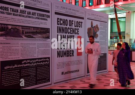 DER SYRISCHE KÜNSTLER BASHIR MUHAMMAD S KUNSTINSTALLATION IN DOHA ECHO OF LOST INNOCENCE Menschen besuchen die Installation von Teddybären mit dem Titel Echo of Lost Innocence in der Freiluftgalerie Barahat Mashaireb, um auf palästinensische Kinder aufmerksam zu machen, die beim israelischen Angriff auf Gaza am 18. September 2024 in Doha, Katar, ihr Leben verloren haben. Die Installation mit 15.000 Teddybären wurde vom syrischen Künstler Basher Mohamad entworfen. DOHA Katar Copyright: XNOUSHADx Stockfoto