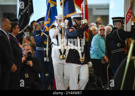 Washington, Usa. September 2024. Die Präsentation der Farben beginnt während der Verborgenen Figuren Gold Medal Zeremonie in der Emancipation Hall auf dem Capitol Hill in Washington DC, USA am 18. September 2024. Foto: Mattie Neretin/CNP/ABACAPRESS. COM Credit: Abaca Press/Alamy Live News Stockfoto
