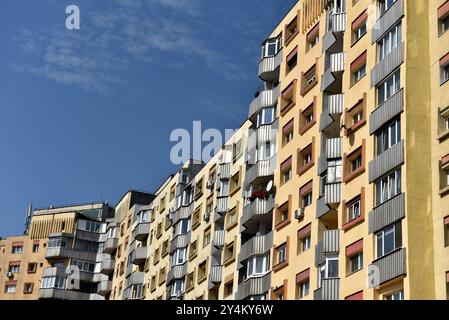 Abgenutztes Appartementgebäude aus der kommunistischen Ära. Traditionelles kommunistisches Wohnensemble Stockfoto