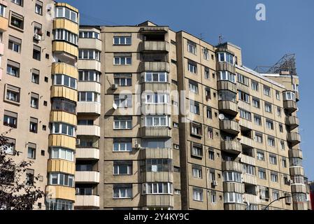 Abgenutztes Appartementgebäude aus der kommunistischen Ära. Traditionelles kommunistisches Wohnensemble Stockfoto