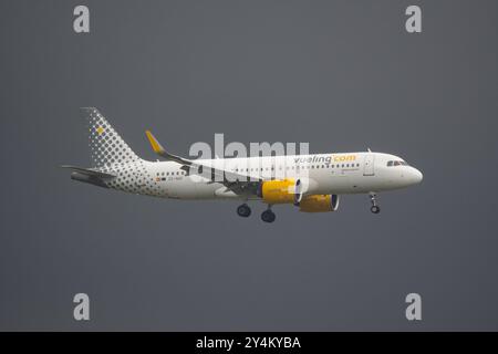 Airbus A320, betrieben von Vueling Airlines, bei Landeanflug am Flughafen Barcelona El Prat, Barcelona, Katalonien, Spanien Stockfoto