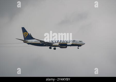 Boeing 737 NG/Max, betrieben von RYANAIR, bei Landeanflug am Flughafen Barcelona El Prat, Barcelona, Katalonien, Spanien Stockfoto