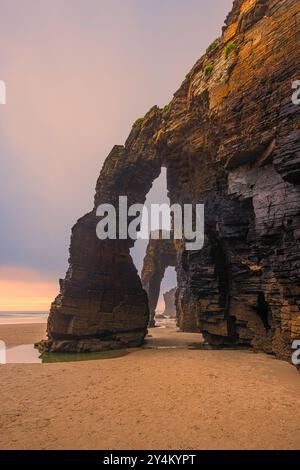 Sonnenuntergang am Strand von Praia das Catedrais (Playa de las Catedrales). Entlang der Nordwestküste Spaniens gibt es viele schöne Felsformationen. Pla Stockfoto