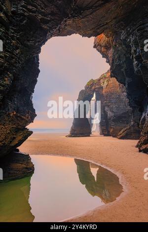 Sonnenuntergang am Strand von Praia das Catedrais (Playa de las Catedrales). Entlang der Nordwestküste Spaniens gibt es viele schöne Felsformationen. Pla Stockfoto
