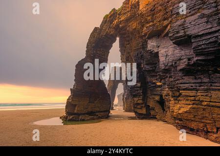 Sonnenuntergang am Strand von Praia das Catedrais (Playa de las Catedrales). Entlang der Nordwestküste Spaniens gibt es viele schöne Felsformationen. Pla Stockfoto