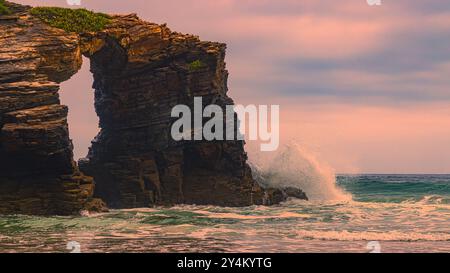 Sonnenuntergang am Strand von Praia das Catedrais (Playa de las Catedrales). Entlang der Nordwestküste Spaniens gibt es viele schöne Felsformationen. Pla Stockfoto