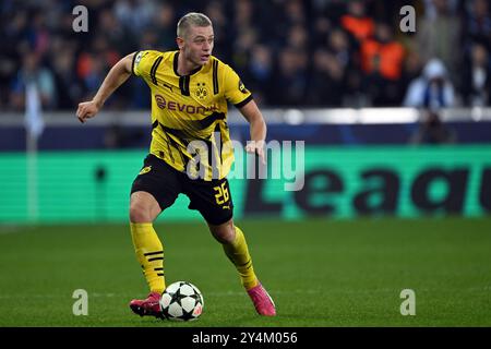 18. September 2024, Belgien, Brügge: Fußball: Champions League, FC Brügge - Borussia Dortmund, Vorrunde, Spieltag 1, Jan Breydel Stadium, Dortmunder Julian Ryerson spielt den Ball. Foto: Federico Gambarini/dpa Stockfoto