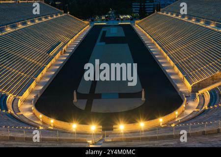 Dies ist ein nächtlicher Blick auf das Panathenaic-Stadion, dem Austragungsort der ersten Olympischen Spiele und beliebtem Touristenziel am 10. Mai 2023 in Athen, Griechenland Stockfoto