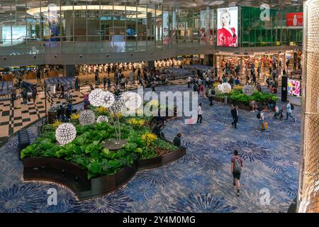 Dies ist der Abflugbereich mit Geschäften und Restaurants im Changi Airport, einem berühmten Flughafen am 11. Mai 2023 in Singapur, Stockfoto