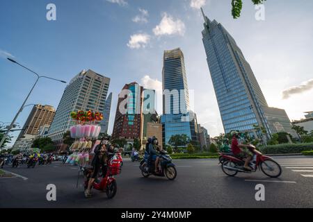 Blick auf moderne Wolkenkratzer entlang des als Bach Dang bekannten Uferbereichs, ein geschäftiges Stadtzentrum am 13. Mai 2023 in Ho-Chi-Minh-Stadt, Vietnam Stockfoto