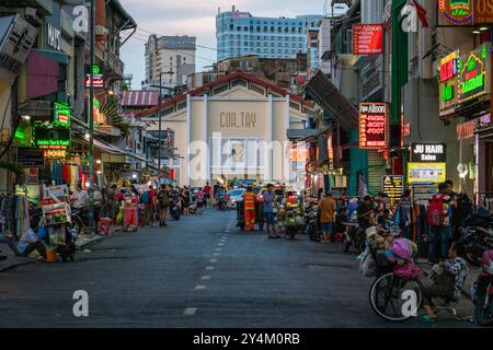 Dies ist eine Einkaufsstraße im Zentrum von Ho Chi Minh Stadt mit dem berühmten Ben Thanh Markt am Ende der Straße am 14. Mai 2023 in Ho Chi Minh C Stockfoto