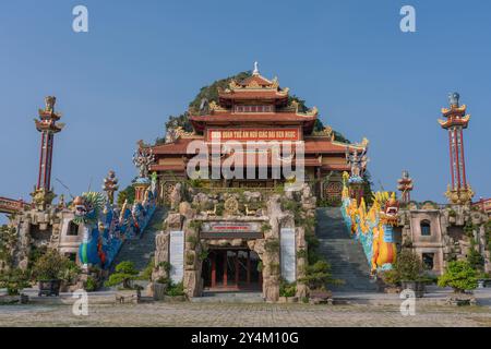 Dies ist ein traditioneller buddhistischer Tempel auf einem Hügel in der Nähe des Marble Mountain, ein beliebtes Touristenziel am 17. Mai 2023 in Danang, Vietnam Stockfoto