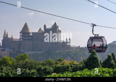 Dies ist die Seilbahn im Freizeitpark Ba Na Hills mit Blick auf das Schloss in der Ferne, ein beliebtes Reiseziel bei Touristen am 18. Mai 2023 Stockfoto