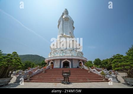 Dies ist das berühmte Wahrzeichen, bekannt als Lady Buddha Statue, befindet sich am 20. Mai 2023 auf dem Berg Son Tra in Danang, Vietnam Stockfoto