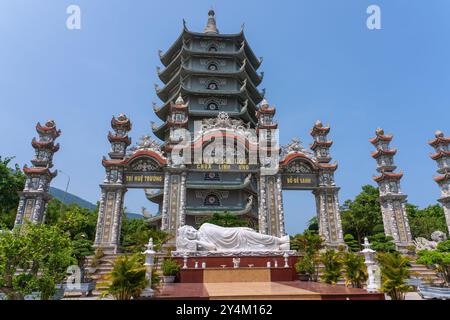 Dies ist ein Blick auf die buddhistische Pagode am Berg Son Tra, einem berühmten Ort, der für seinen Tempel und die Lady Buddha Statue am 20. Mai 2023 in Danang, VI, bekannt ist Stockfoto