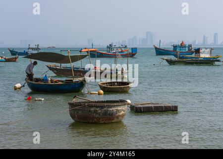 Meerblick in Danang mit traditionellen Korbbooten und Fischerbooten, die am 20. Mai 2023 in Danang, Vietnam, im Meer angedockt wurden Stockfoto