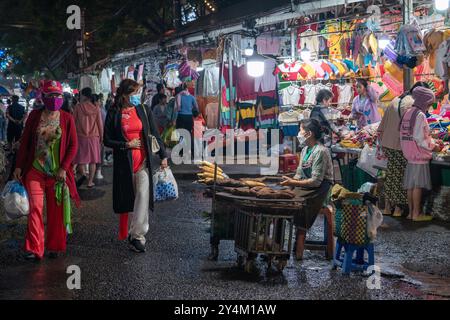 Dies ist da Lat Night Market, ein berühmter Markt im Stadtzentrum, auf dem viele Händler am 28. Mai 2023 in da Lat, Vietnam, eine Vielzahl von Waren verkaufen Stockfoto