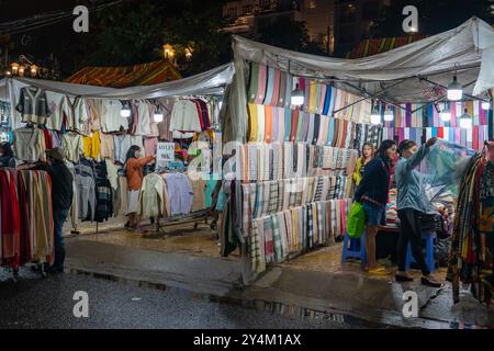 Dies sind Bekleidungsstände auf dem berühmten da Lat Nachtmarkt, einem beliebten Einkaufsviertel im Stadtzentrum am 28. Mai 2023 in da Lat, Vietnam Stockfoto