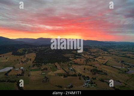 Luftaufnahme des Yarra Valley mit Sonnenaufgang über dem Horizont (ohne Heißluftballons im Bild), aufgenommen von einer Heißluftballonfahrt in Victoria, Australien Stockfoto