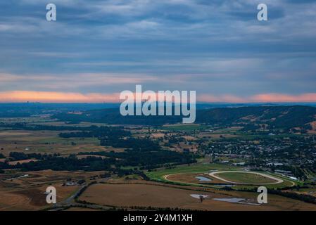 Luftaufnahme des Yarra Valley mit Sonnenaufgang über dem Horizont (ohne Heißluftballons im Bild), aufgenommen von einer Heißluftballonfahrt in Victoria, Australien Stockfoto