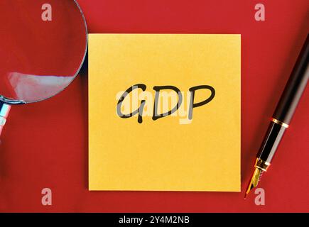 BIP, Symbol für gute Vertriebspraxis. Wirtschaft und BIP, Konzept der guten Vertriebspraxis. BIP auf gelbem Aufkleber auf rot gesättigtem Hintergrund Stockfoto