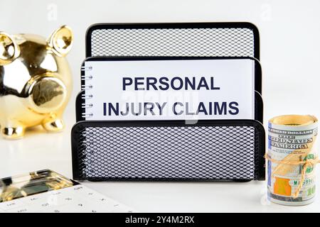 Rechtsberatung von Rechtsanwälten für ärztliche Fehlpraxisansprüche. BEI PERSONENSCHÄDEN WERDEN Wörter in einem Notizbuch auf einem Ständer auf weißem Hintergrund angezeigt Stockfoto