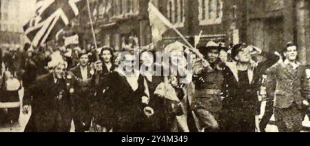 1945 VE Day Feiern am Leicester Square London, wie im Daily Sketch.jpg - 2Y4M3 dargestellt Stockfoto