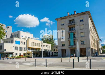 Kidriceva Ulica an der Kreuzung mit Trg Edvarda Kardelja in der Innenstadt von Nova Gorica, Slowenien. Auf der rechten Seite ist das Rathaus Nova Gorica (Mestna Obcina) Stockfoto