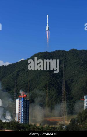 Xichang. September 2024. Der 59. Und der 60. Satellit des BeiDou-Systems werden um 9:14 Uhr (Peking-Zeit) von einer langen Trägerrakete März-3B und der Oberstufe Yuanzheng-1 (Expedition-1) gestartet, die am 19. September 2024 vom Xichang Satellite Launch Center in der südwestlichen chinesischen Provinz Sichuan an an der Trägerrakete befestigt ist. Quelle: Yang Zhiyuan/Xinhua/Alamy Live News Stockfoto