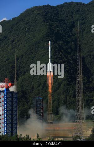 Xichang. September 2024. Der 59. Und der 60. Satellit des BeiDou-Systems werden um 9:14 Uhr (Peking-Zeit) von einer langen Trägerrakete März-3B und der Oberstufe Yuanzheng-1 (Expedition-1) gestartet, die am 19. September 2024 vom Xichang Satellite Launch Center in der südwestlichen chinesischen Provinz Sichuan an an der Trägerrakete befestigt ist. Quelle: Yang Zhiyuan/Xinhua/Alamy Live News Stockfoto