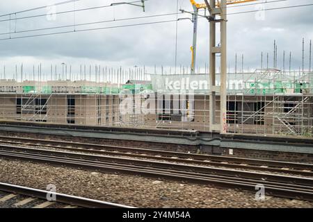 Wohnsiedlung im Bau auf Brachflächen neben der Eisenbahnlinie am ehemaligen Güterdepot in West Gorton, Manchester, England, Vereinigtes Königreich Stockfoto