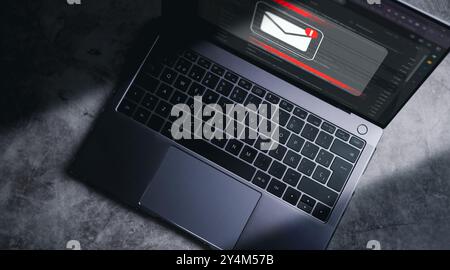E-Mail Spam Virus Konzept. Internetsicherheit und Cyberkriminalität. Phishing-E-Mails, Betrug, Betrug und Virenwarnung auf Laptop. Stockfoto