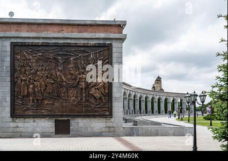 Nazran, Inguschetien, RUSSLAND - 12. MAI 2024: Gedenkstätte für Erinnerung und Ruhm. Panel zu Ehren des Eintritts der Republik Inguschetien in die russische Fe Stockfoto