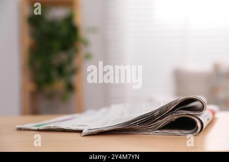 Stapel Zeitungen in verschiedenen Sprachen auf dem Tisch drinnen Stockfoto