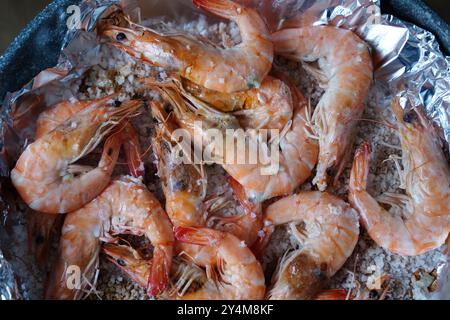 Gegrillte Garnelen, rot gebacken auf einer Pfanne und Folie Stockfoto