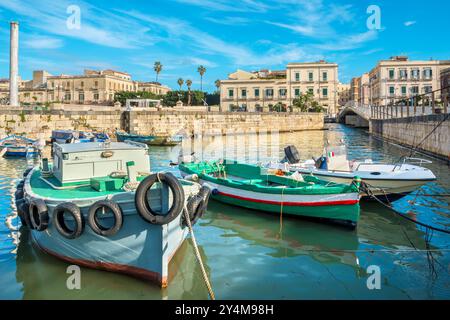 Fischerboote liegen im Hafen der Insel Ortigia. Syrakus, Sizilien, Italien Stockfoto
