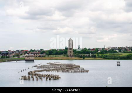 Grosny, Republik Tschetschenien, Russland: 12. Mai 2024. Grosny, Tschernorechenskoje-Stausee, Blick auf das Tschetschenische Meer auf das Restaurant, stilisiert wie ein altes Hochhaus Stockfoto