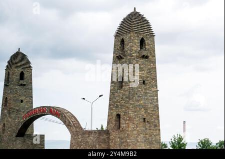 Grosny, Republik Tschetschenien, Russland: 12. Mai 2024. Grosny, Tschernorechenskoje-Stausee, Blick auf das Tschetschenische Meer auf das Restaurant, stilisiert wie ein altes Hochhaus Stockfoto