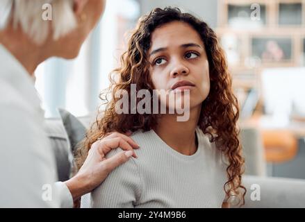 Frau, Therapeutin und unterstützen traurige Patienten in Beratung für psychische Gesundheit, Hilfe oder Empathie. Psychologie, Hand- und Trostmädchen für Freundlichkeit, Pflege und Stockfoto