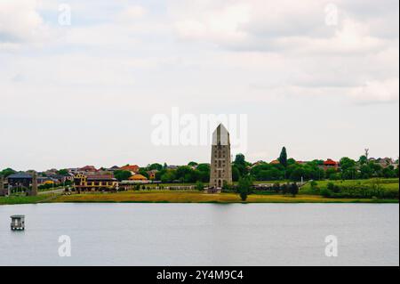 Grosny, Republik Tschetschenien, Russland: 12. Mai 2024. Grosny, Tschernorechenskoje-Stausee, Blick auf das Tschetschenische Meer auf das Restaurant, stilisiert wie ein altes Hochhaus Stockfoto