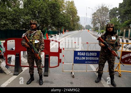 Sicherheit vor dem Besuch von Premierminister Mnister in Kaschmir steht indisches Sicherheitspersonal in der Nähe des Veranstaltungsortes, an dem der indische Premierminister Narendra Modi am 19. September 2024 in Srinagar, Indien, eine Wahlkundgebung halten soll. Die Parlamentswahlen in Jammu und Kaschmir 2024 finden in drei Phasen statt. Die Abstimmungstermine sind der 18. September, der 25. September und der 01. Oktober 2024. Dies ist die erste Wahl in der Region seit 10 Jahren und die erste seit der Neuordnung von Jammu und Kaschmir als Unionsgebiet nach der Aufhebung von Artikel 370 im Jahr 2019. Srinagar Indien Kopie Stockfoto