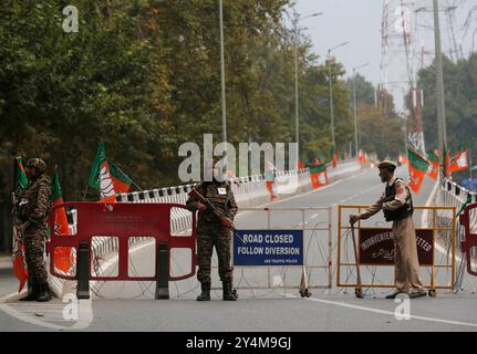 Sicherheit vor dem Besuch von Premierminister Mnister in Kaschmir steht indisches Sicherheitspersonal in der Nähe des Veranstaltungsortes, an dem der indische Premierminister Narendra Modi am 19. September 2024 in Srinagar, Indien, eine Wahlkundgebung halten soll. Die Parlamentswahlen in Jammu und Kaschmir 2024 finden in drei Phasen statt. Die Abstimmungstermine sind der 18. September, der 25. September und der 01. Oktober 2024. Dies ist die erste Wahl in der Region seit 10 Jahren und die erste seit der Neuordnung von Jammu und Kaschmir als Unionsgebiet nach der Aufhebung von Artikel 370 im Jahr 2019. Srinagar Indien Kopie Stockfoto